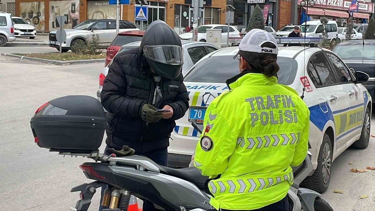 KARAMAN İL EMNİYET MÜDÜRLÜĞÜ’NÜN MOTOSİKLETLERE YÖNELİK DENETİMLERİ KENT GENELİNDE ARALIKSIZ DEVAM...