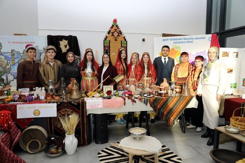 KARASU SOSYAL GELİŞİM MERKEZİ’NDE YERLİ MALI HAFTASI KAPSAMINDA DÜZENLENEN SERGİDE, ÖĞRENCİLER...