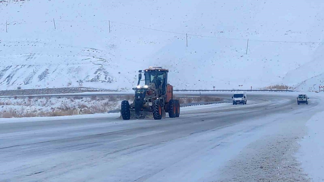 KARAYOLLARI 11. BÖLGE MÜDÜRLÜĞÜ EKİPLERİ BÖLGEDE ÇALIŞMA BAŞLATTI.