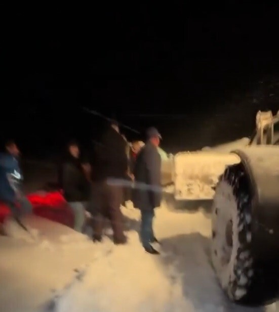 KARDA MAHSUR KALAN 4 VATANDAŞ, JANDARMA VE İL ÖZEL İDARESİ EKİPLERİ TARAFINDAN KURTARILDI