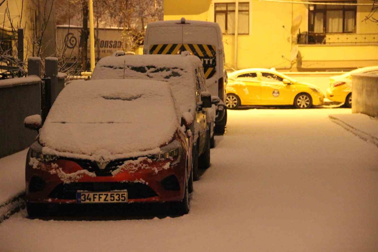 KARIN ARAÇLARIN ÜZERİNİ VE YOLLARI KAPATMASINDAN GÖRÜNTÜ