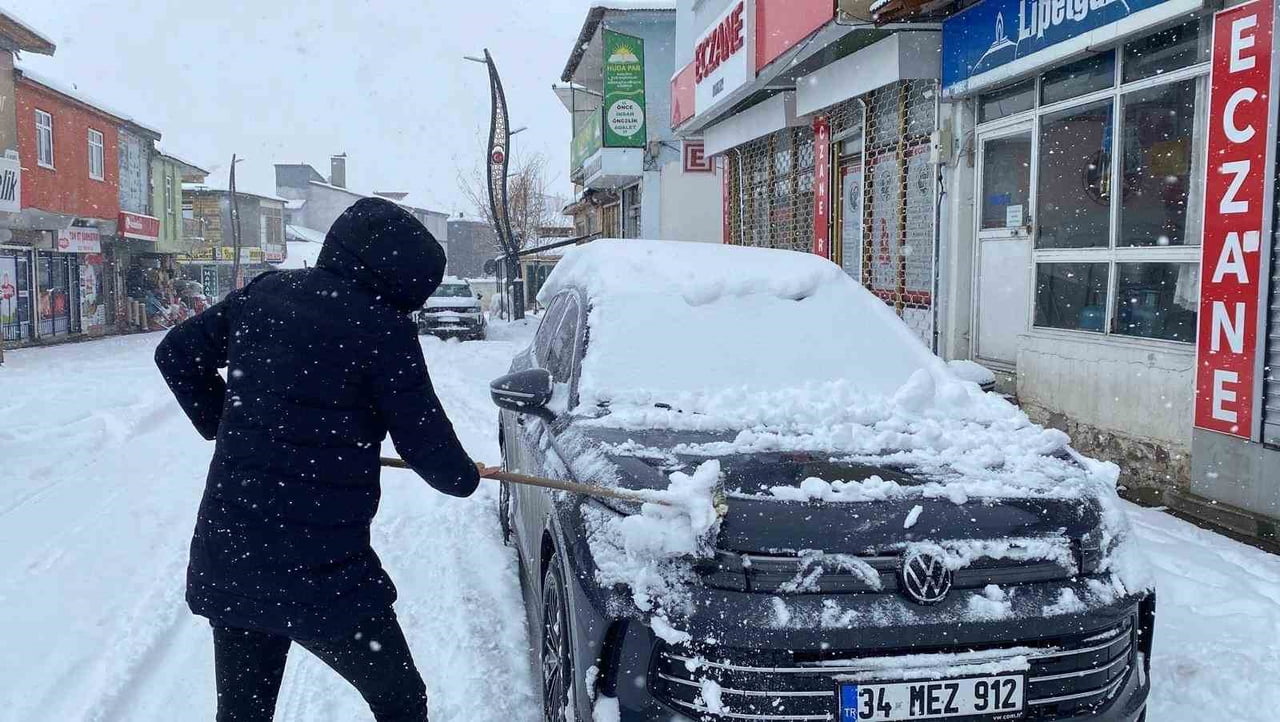KARLIOVA İLÇESİNDE KAR YAĞIŞI ETKİLİ OLDU.