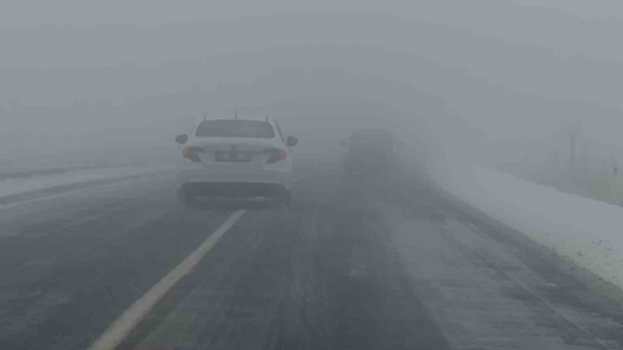 KARS'TA ETKİLİ OLAN SİS VE KAR YAĞIŞI GÖRÜŞ MESAFESİNİ DÜŞÜRDÜ.