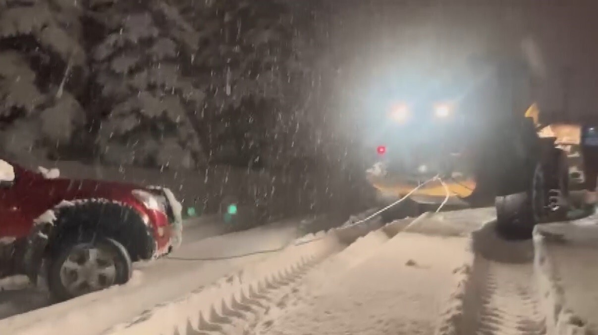 KARS'TA YOLDA MAHSUR KALAN ARAÇ EKİPLERİN ÇABASIYLA ÇIKARILDI(MUHAMMET SEFA...