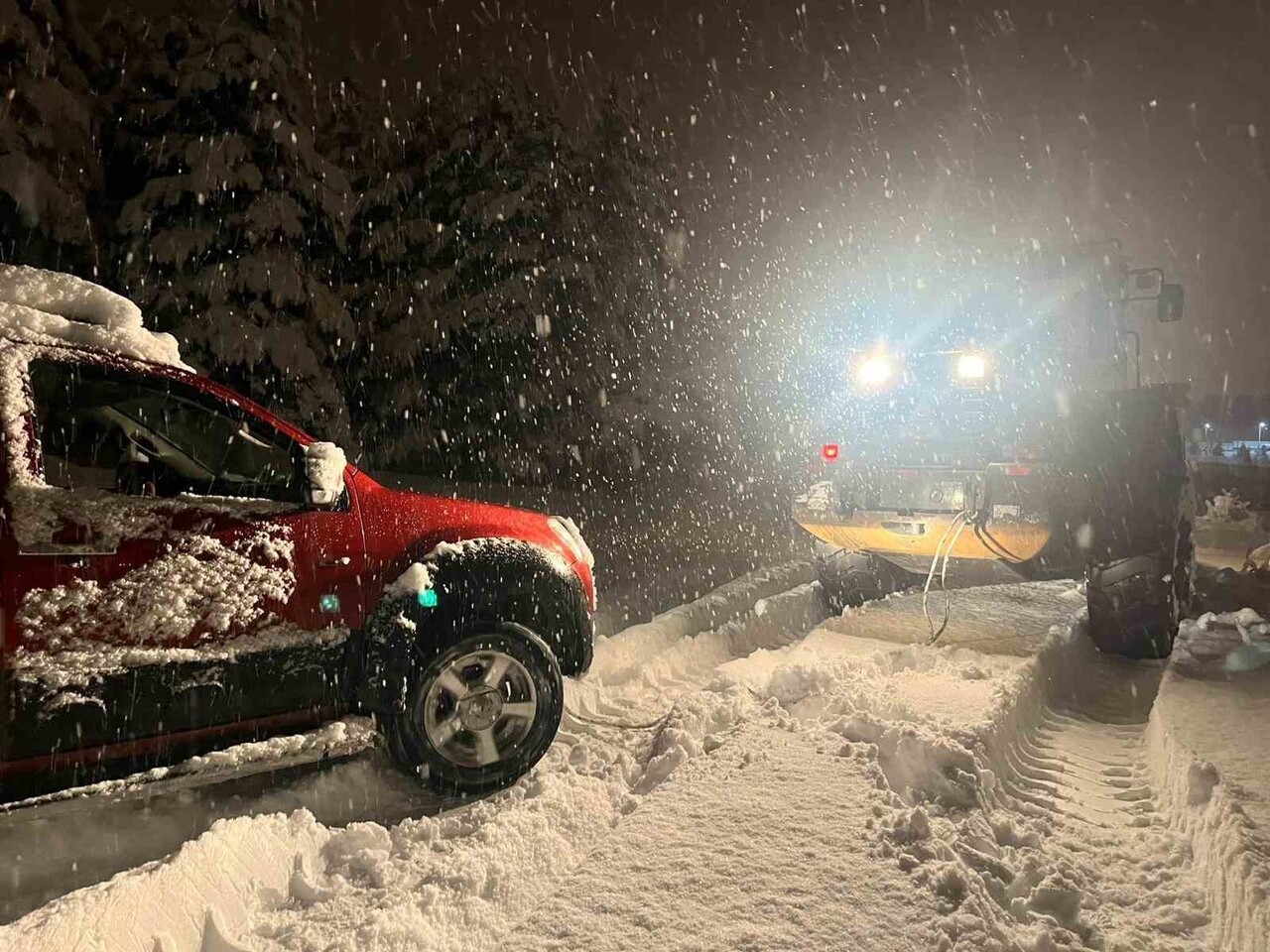 KARS'TA YOLDA MAHSUR KALAN ARAÇ EKİPLERİN ÇABASIYLA ÇIKARILDI(MUHAMMET SEFA...