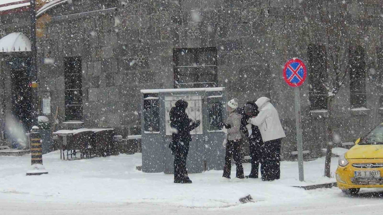 KARS, 2025 YILININ SON GÜNÜNÜ YOĞUN KAR YAĞIŞ ALTINDA GEÇİRİYOR. HAFTA BAŞINDAN İTİBAREN ETKİSİNİ...