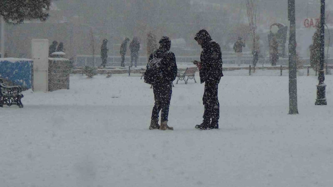 KARS, 2025 YILININ SON GÜNÜNÜ YOĞUN KAR YAĞIŞ ALTINDA GEÇİRİYOR. HAFTA BAŞINDAN İTİBAREN ETKİSİNİ...