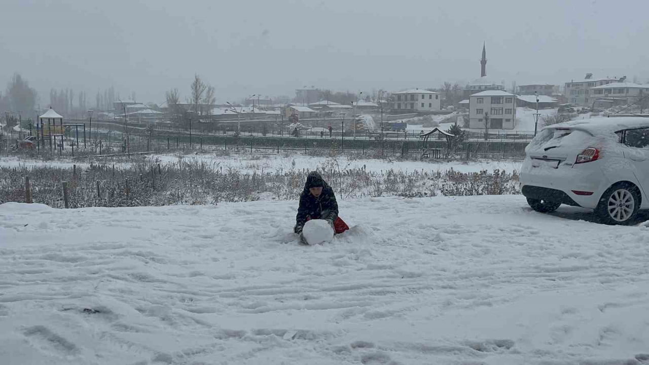 KARS BEYAZ GELİNLİĞİNİ GİYDİ: METEOROLOJİ UYARMIŞTI, KAR ŞEHRE İNDİ(KARS-İHA)