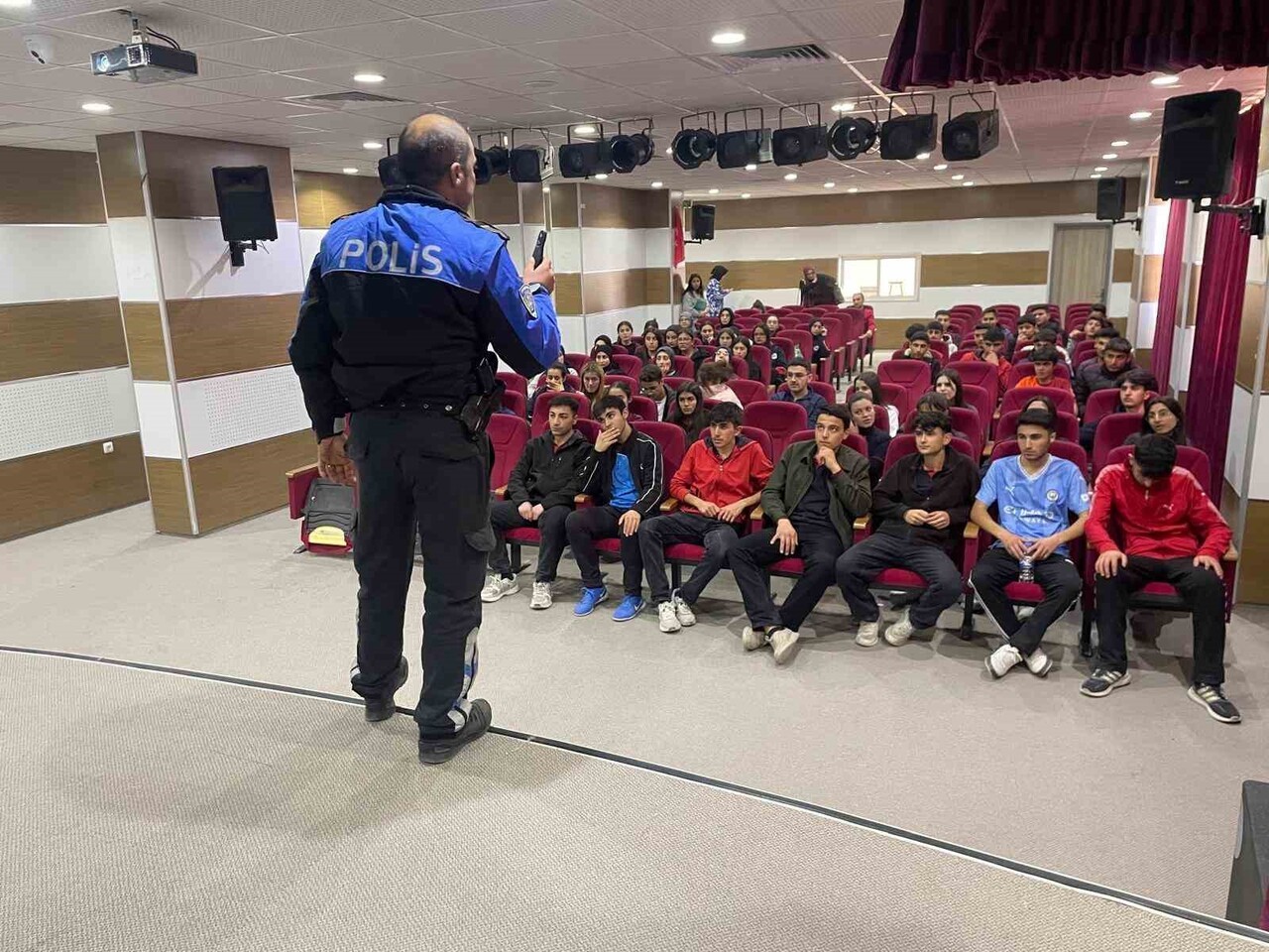 KARS’TA ÖĞRENCİLERE POLİSLİK MESLEĞİ ANLATILDI(KARS-İHA)