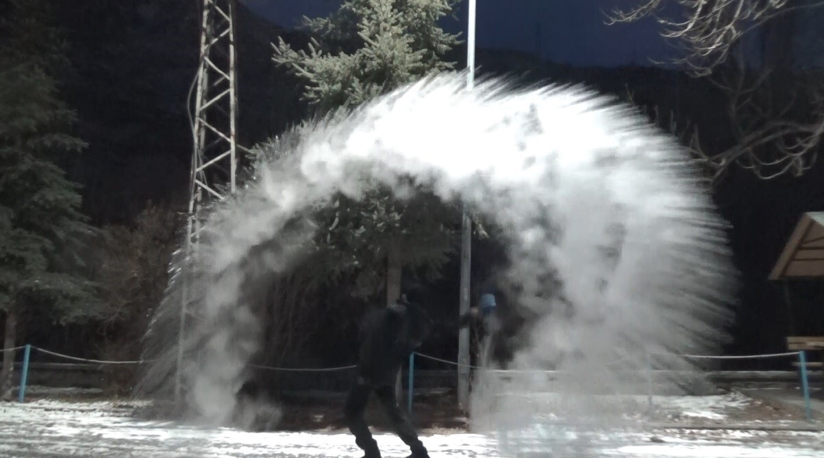 KARS’TA SİBİRYA SOĞUKLARI ETKİSİNİ SÜRDÜRÜYOR. VATANDAŞIN HAVAYA SERPTİĞİ SICAK SU YERE DÜŞMEDEN...