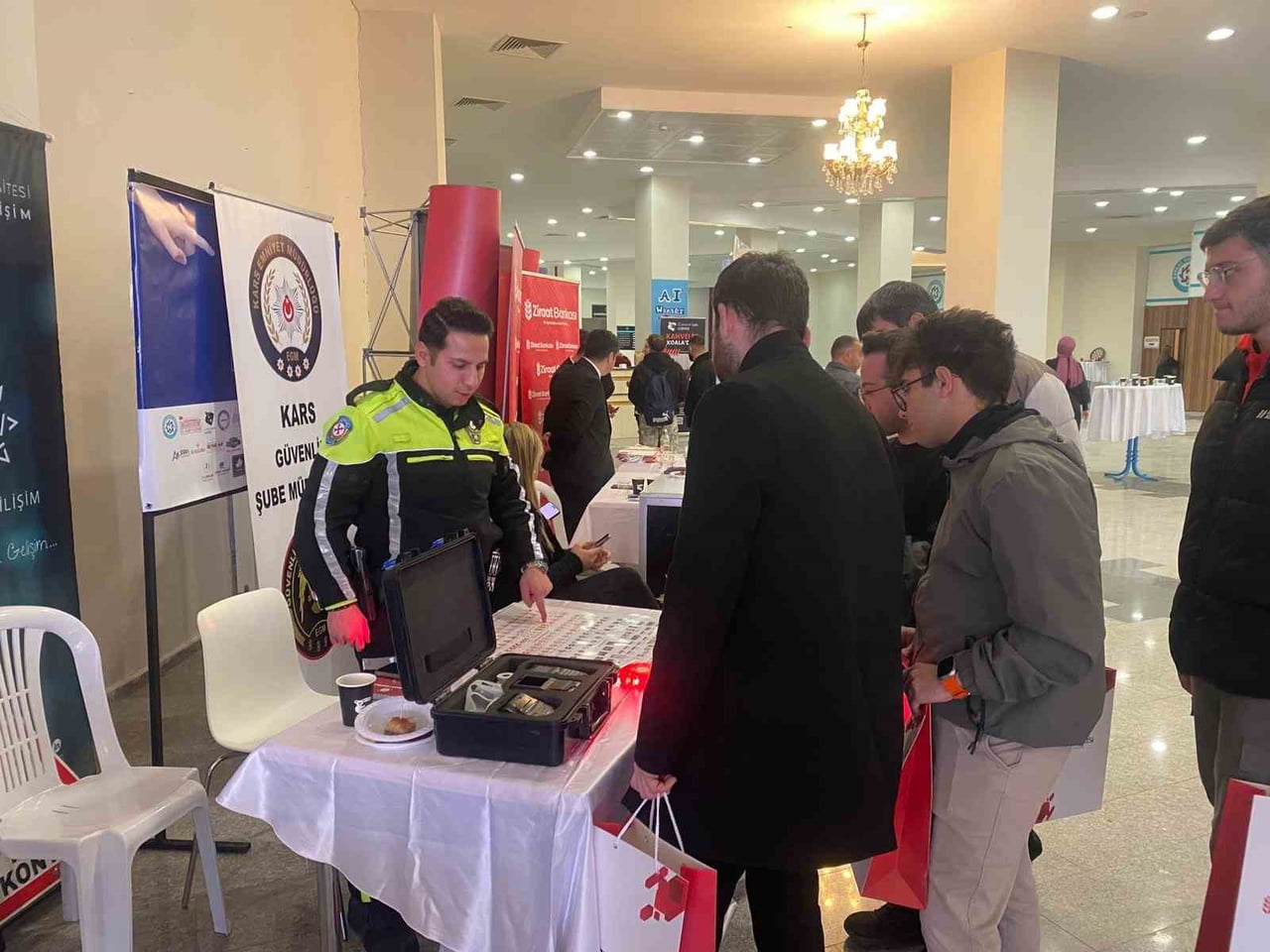 KARS’TA ÜNİVERSİTE ÖĞRENCİLERİNE TRAFİK ARAÇ VE GEREÇLERİ TANITILDI(KARS-İHA)