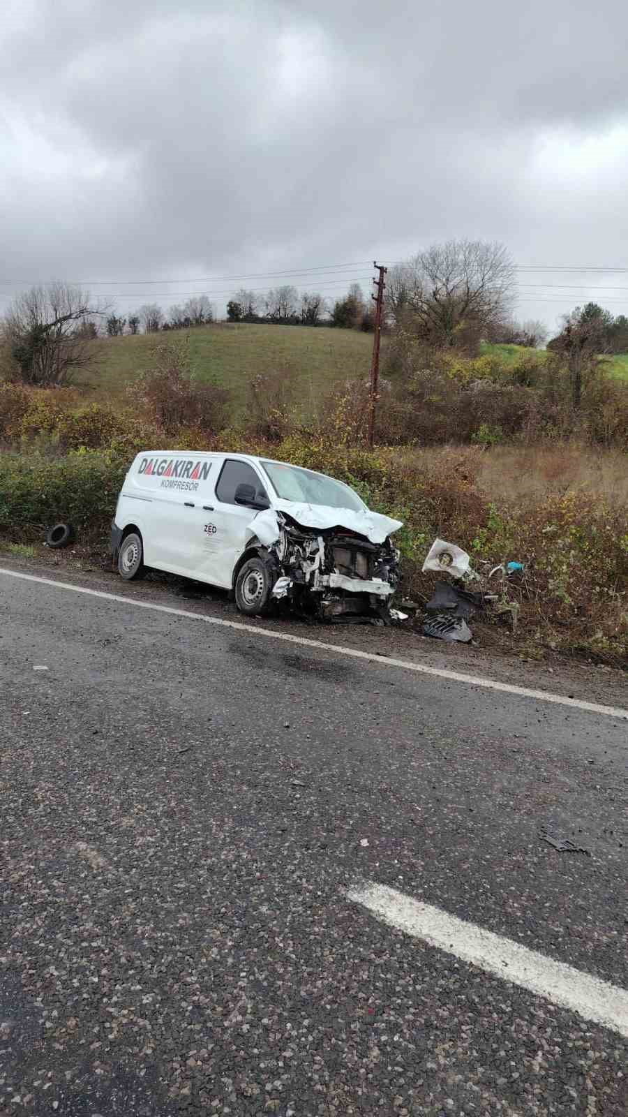 KARŞI ŞERİDE GEÇEN OTOMOBİL TİCARİ ARAÇLA ÇARPIŞTI: 1 YARALI