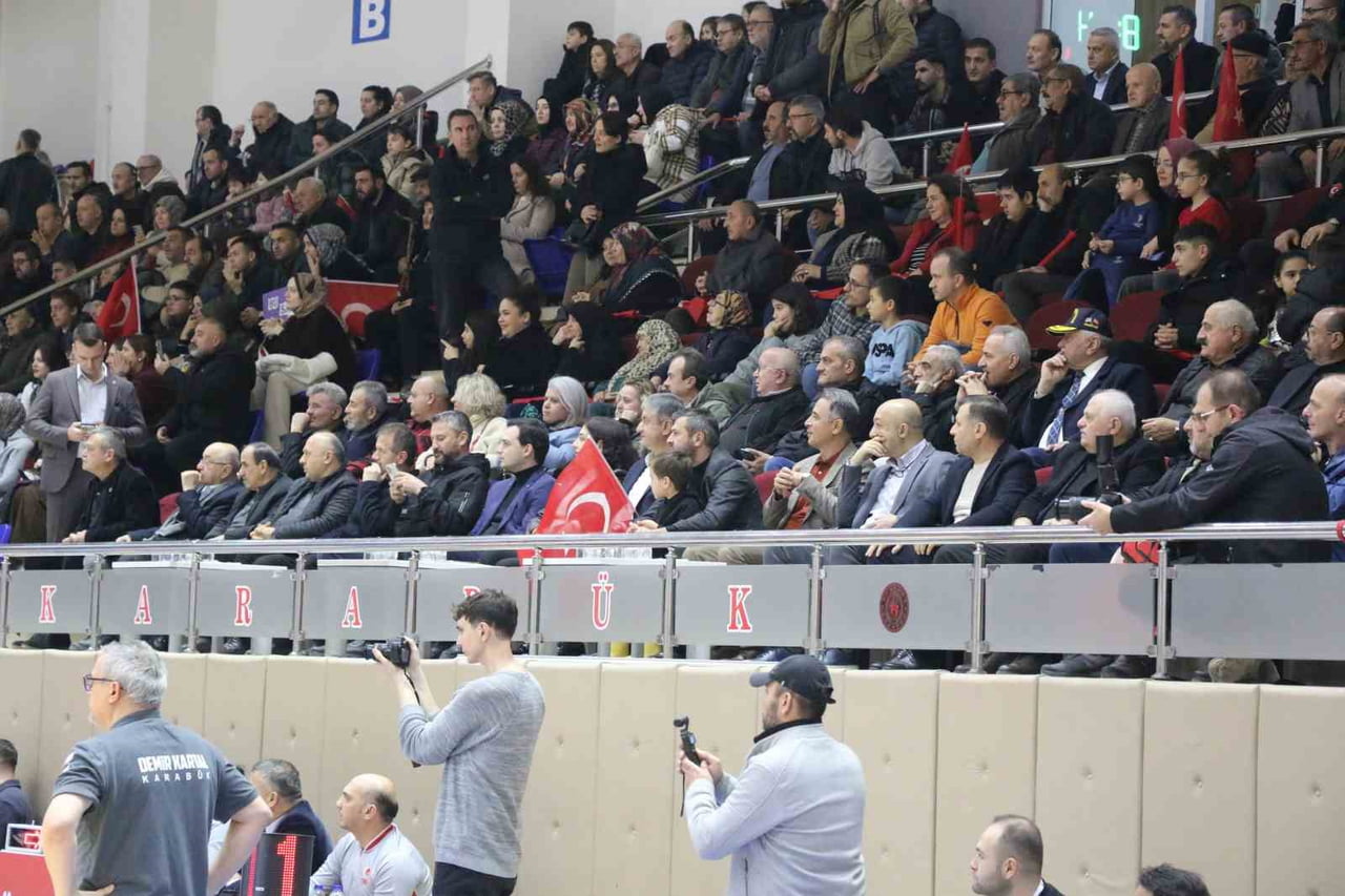 KARŞILAŞMAYI KARABÜK VALİSİ MUSTAFA YAVUZ VE EŞİ SÜREYYA YAVUZ, KARABÜK BELEDİYE BAŞKANI ÖZKAN...