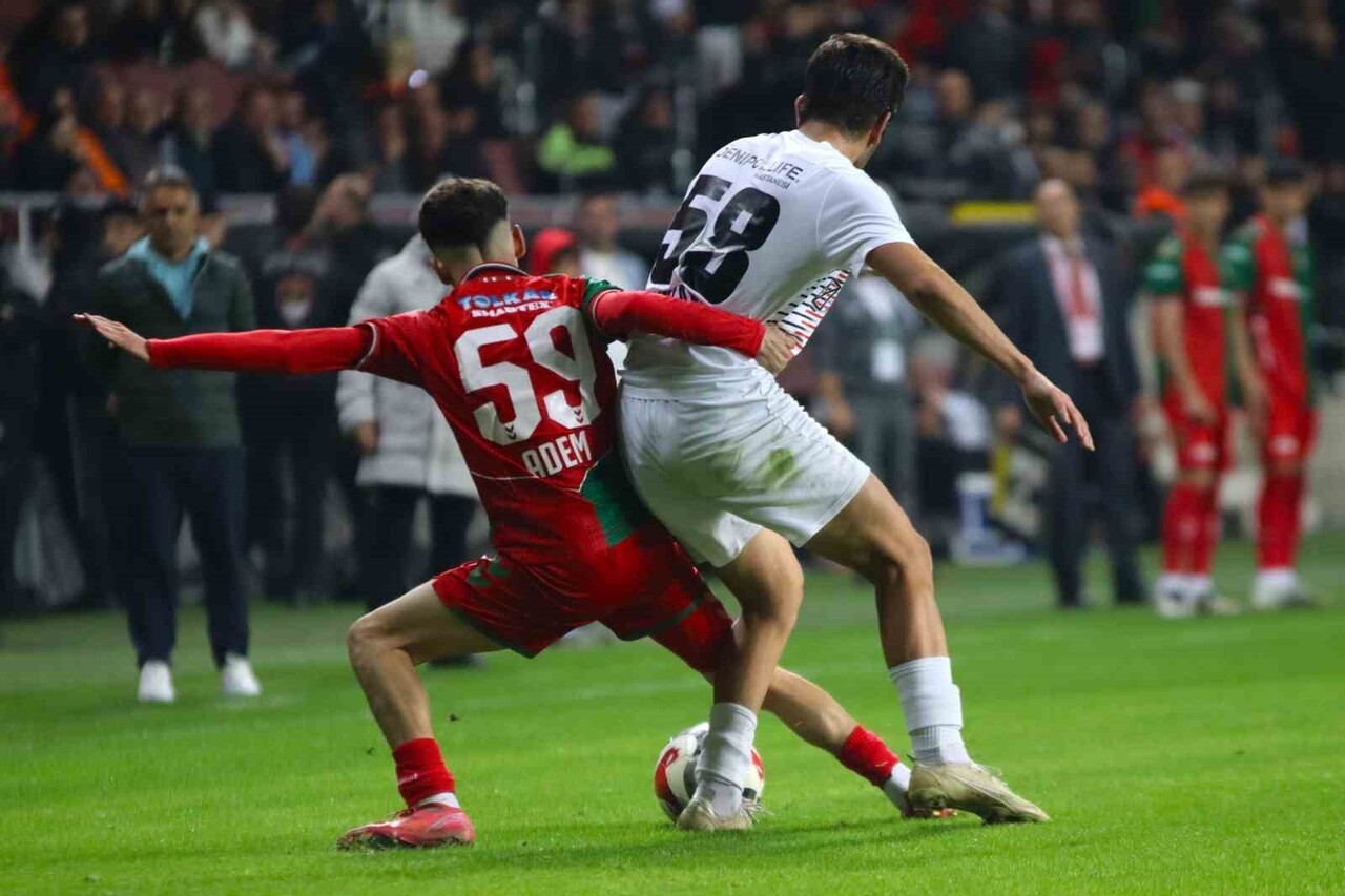 KARŞIYAKA’NIN 2007 DOĞUMLU KANAT OYUNCUSU ADEM YEŞİLYURT, HAFTA SONU OYNANAN DENİZLİ İDMAN YURDU...