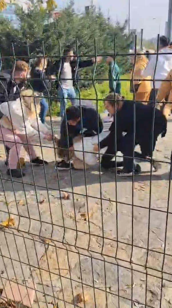 KARTAL ANADOLU ADALET SARAYI ÖNÜNDE İKİ AİLE ARASINDA BİLİNMEYEN BİR NEDENDEN ÖTÜRÜ KAVGA ÇIKTI....