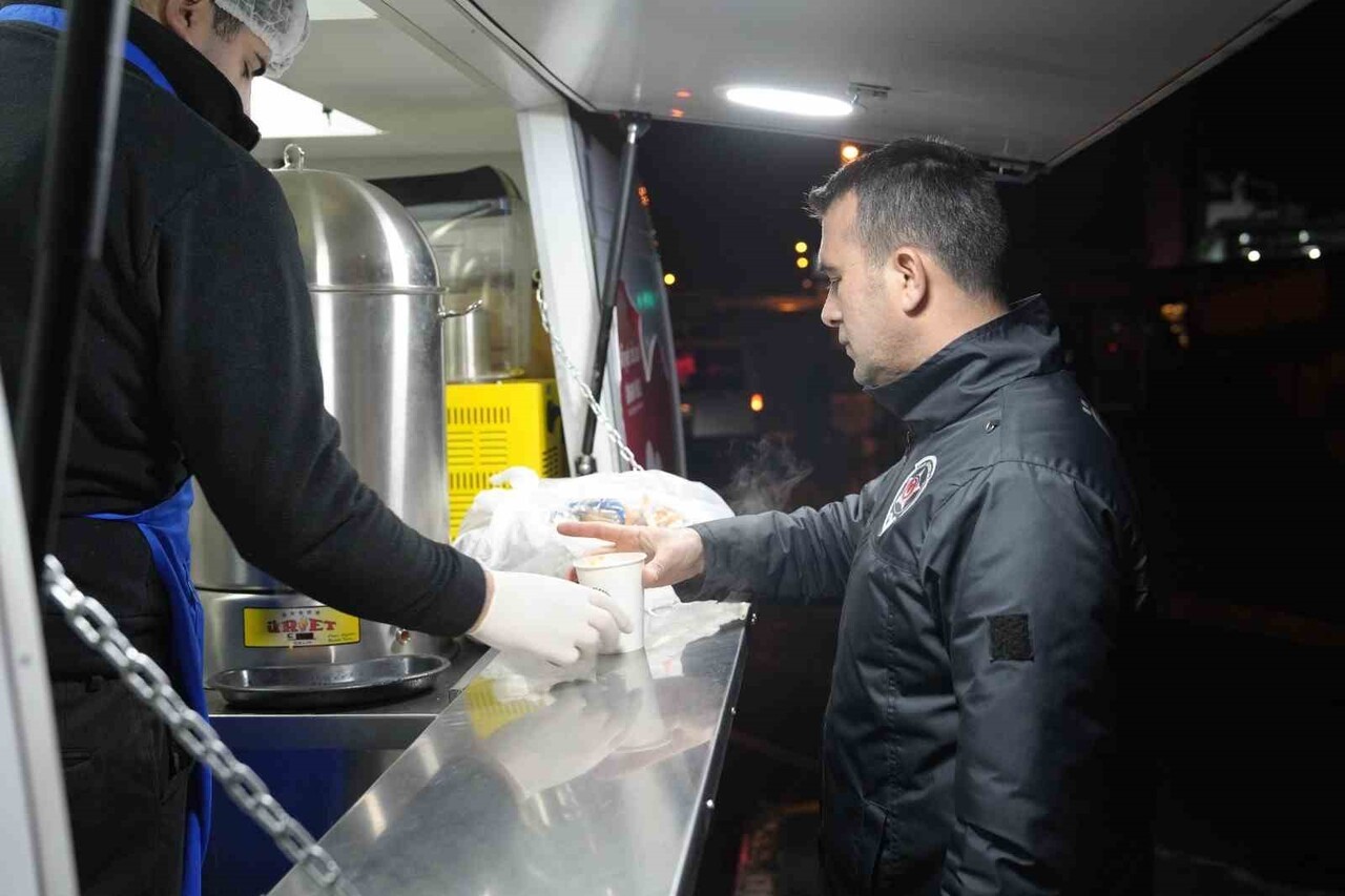 KARTAL BELEDİYESİ SOĞUK HAVANIN ETKİSİNİ ARTIRDIĞI KIŞ GÜNLERİNDE, SABAH ERKEN SAATLERDE YOLA...