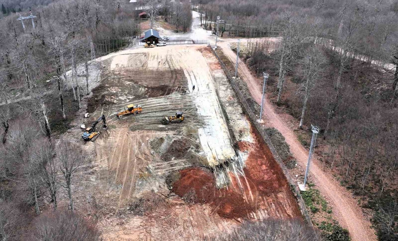 KARTEPE'DE BULUNAN KUZUYAYLA TABİAT PARKI'NDAKİ KIZAK PİSTİNE, VATANDAŞLARIN ULAŞIMINI...