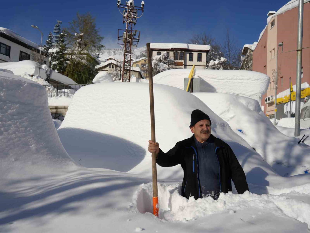 KASTAMONU'DA 4 GÜNDÜR ETKİLİ OLAN KAR YAĞIŞININ ARDINDAN KAR KALINLIĞININ 2 METREYE YAKLAŞTIĞI...