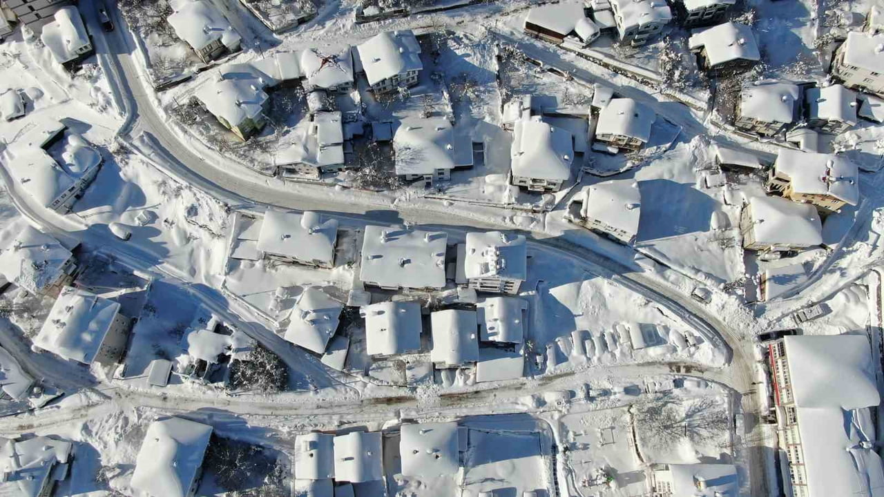 KASTAMONU'DA 4 GÜNDÜR ETKİLİ OLAN KAR YAĞIŞININ ARDINDAN KAR KALINLIĞININ 2 METREYE YAKLAŞTIĞI...