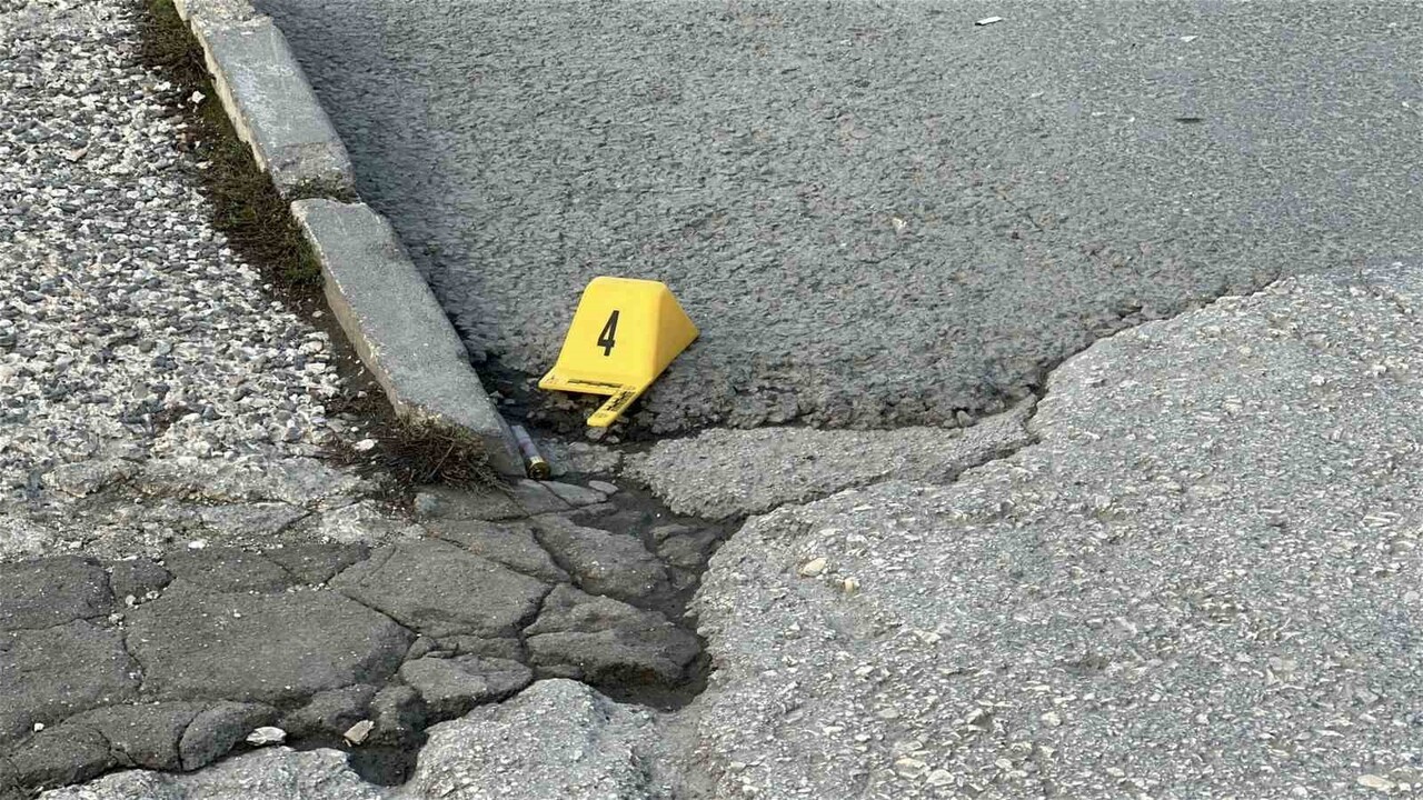 KASTAMONU'DA BİR ŞAHIS CADDEDE KOVALADIĞI ŞAHSI TÜFEĞİYLE ATEŞ EDEREK BACAĞINDAN YARALADI.