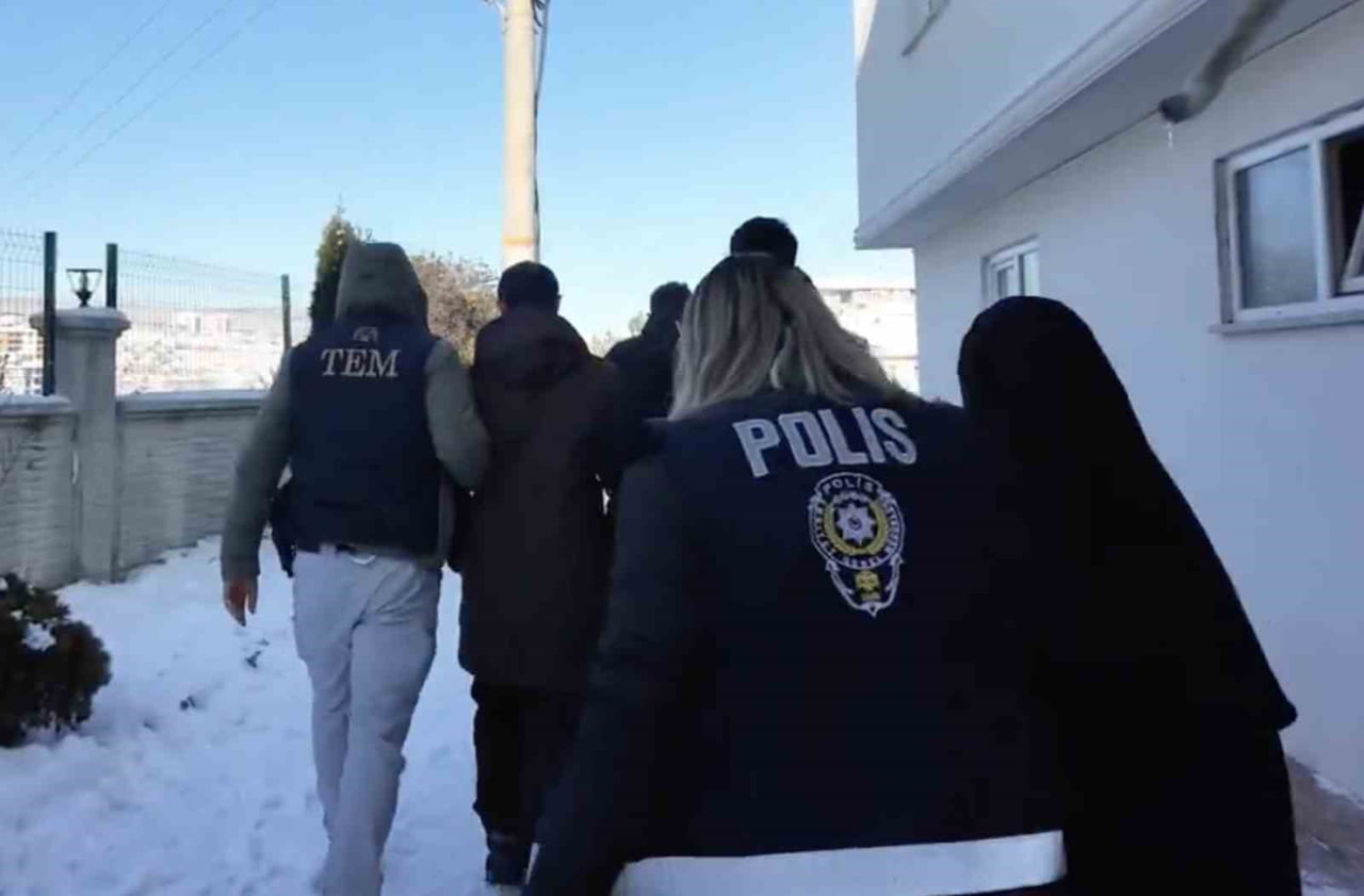 KASTAMONU'DA DEAŞ SİLAHLI TERÖR ÖRGÜTÜNE YÖNELİK DÜZENLENEN OPERASYONDA 4 ŞÜPHELİ GÖZALTINA...