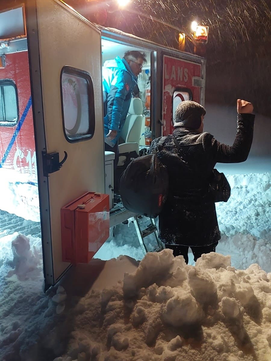 KASTAMONU'NUN AZDAVAY İLÇESİNDE KAR YAĞIŞI SEBEBİYLE YOLLARI ULAŞIMA KAPANAN HASTALAR, UMKE...