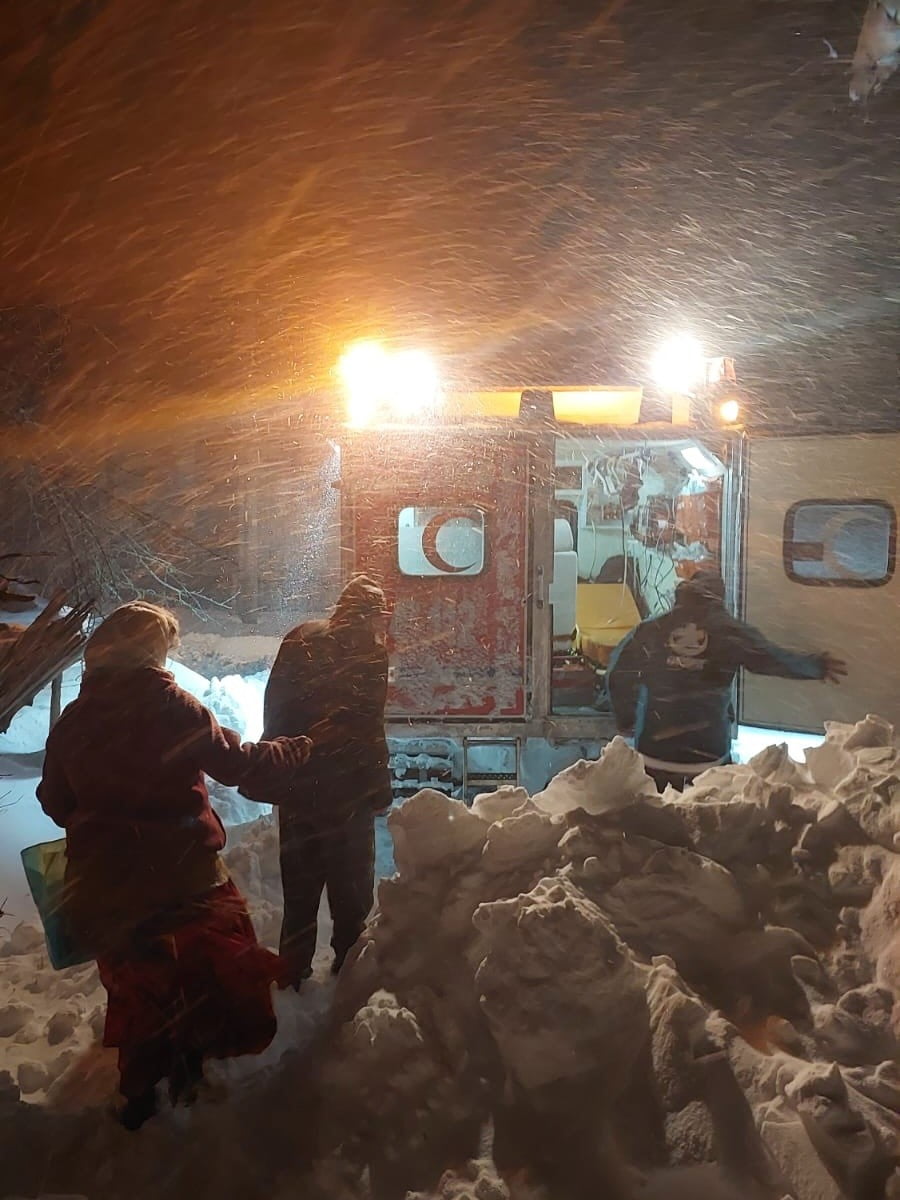 KASTAMONU'NUN AZDAVAY İLÇESİNDE KAR YAĞIŞI SEBEBİYLE YOLLARI ULAŞIMA KAPANAN HASTALAR, UMKE...