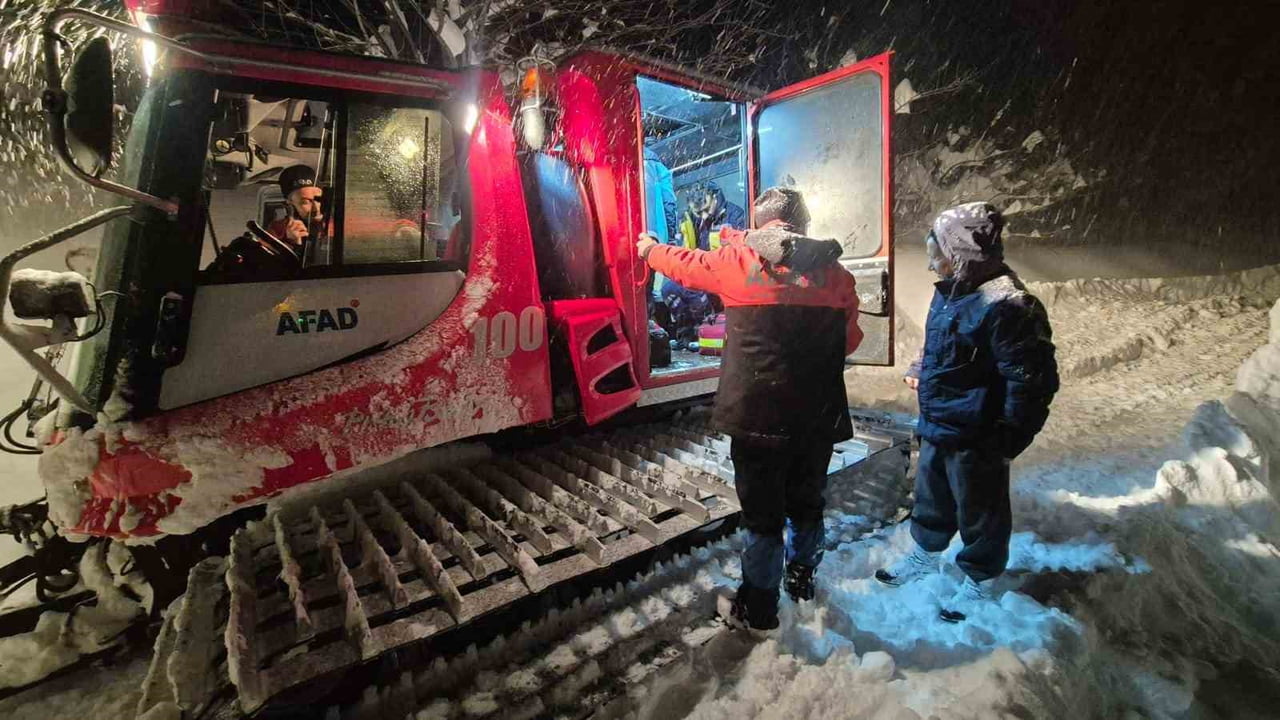 KASTAMONU'NUN AZDAVAY İLÇESİNDE KEMOTERAPİ ALMASI GEREKEN VE KAR SEBEBİYLE KÖYDE MAHSUR KALAN...