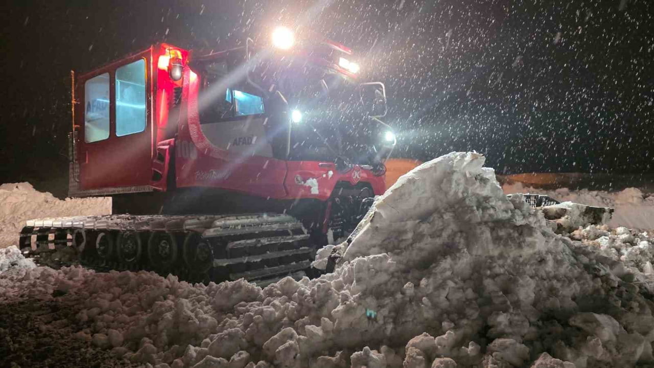 KASTAMONU'NUN BOZKURT İLÇESİNDE KAR YAĞIŞI SEBEBİYLE YOLU ULAŞIMA KAPANAN KÖYDEKİ DÜŞÜK TANSİYON...