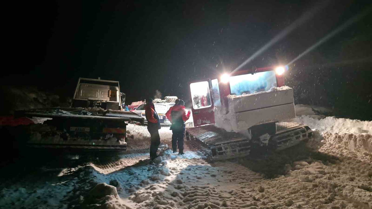 KASTAMONU'NUN BOZKURT İLÇESİNDE KAR YAĞIŞI SEBEBİYLE YOLU ULAŞIMA KAPANAN KÖYDEKİ DÜŞÜK TANSİYON...
