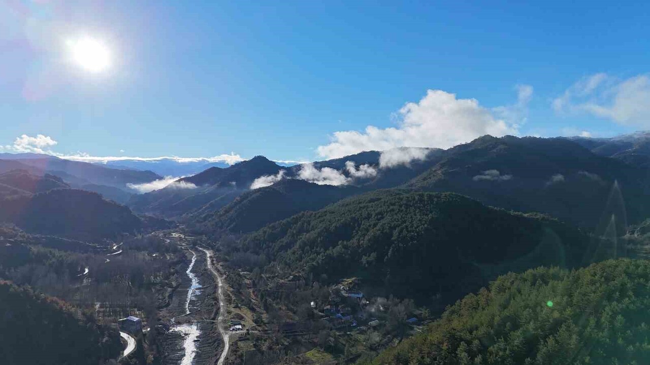 KASTAMONU'NUN İHSANGAZİ İLÇESİNDE SİS BULUTLARI VE ORMANLARIN BULUŞMASI ORTAYA KARTPOSTALLIK...