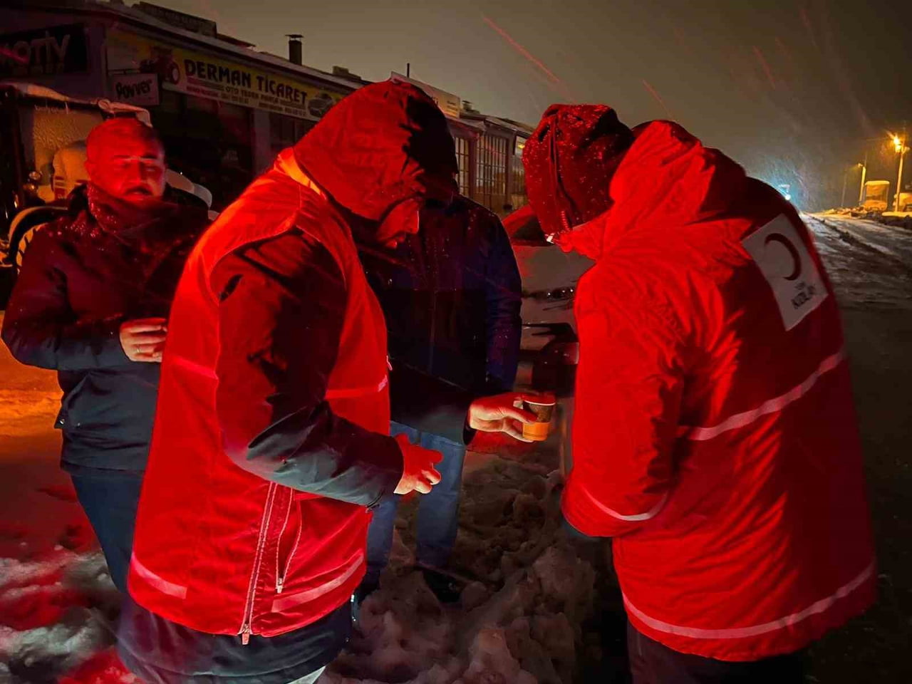 KASTAMONU'NUN SEYDİLER İLÇESİNDE KAR SEBEBİYLE ULAŞIMA KAPATILAN YOLDA AFAD VE KIZILAY...