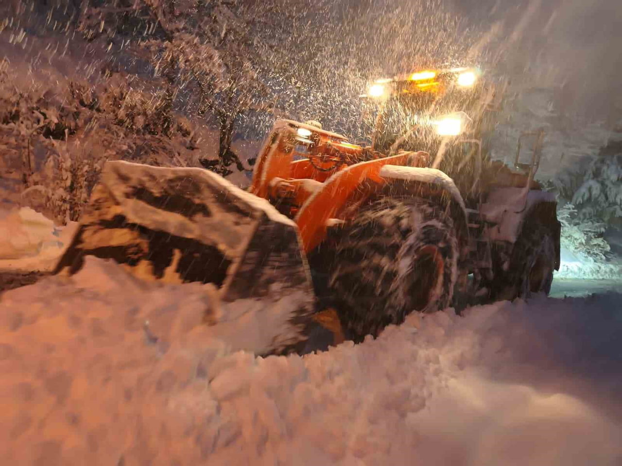 KASTAMONU’DA ETKİLİ OLAN KAR YAĞIŞI SEBEBİYLE YOLU ULAŞIMA KAPANAN KÖY SAYISI 274’E...