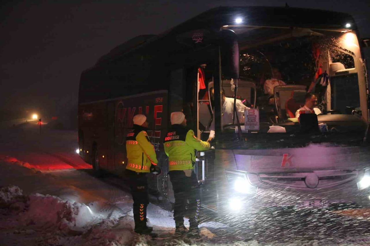 KASTAMONU’DA ETKİLİ OLAN YOĞUN KAR YAĞIŞI SEBEBİYLE BAZI YOLLAR AĞIR TONAJLI ARAÇ TRAFİĞİNE...