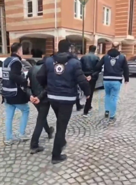 KASTAMONU’DA GECE SAATLERİNDE BİR İŞ YERİNİ KURŞUNLADIKLARI GEREKÇESİYLE GÖZALTINA ALINAN ÜÇ...