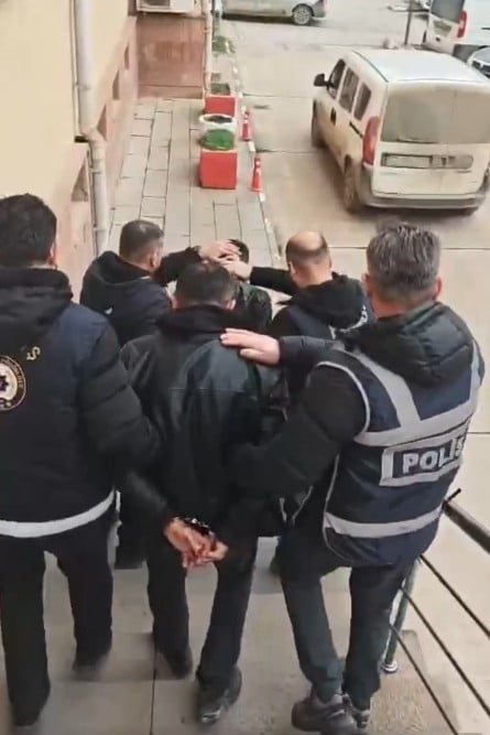 KASTAMONU’DA GECE SAATLERİNDE BİR İŞ YERİNİ KURŞUNLADIKLARI GEREKÇESİYLE GÖZALTINA ALINAN ÜÇ...