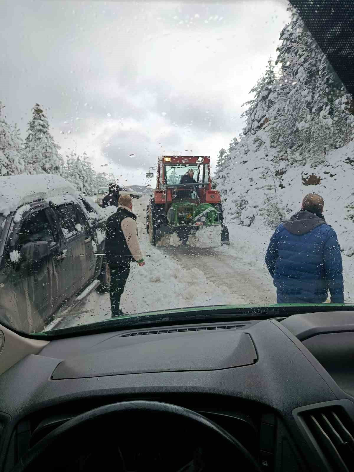 KASTAMONU’DA GEÇİRDİĞİ KALP KRİZİ SONUCU HAYATINI KAYBEDEN SALİM KAFA’NIN CENAZESİNİ TAŞIYAN ARAÇ...