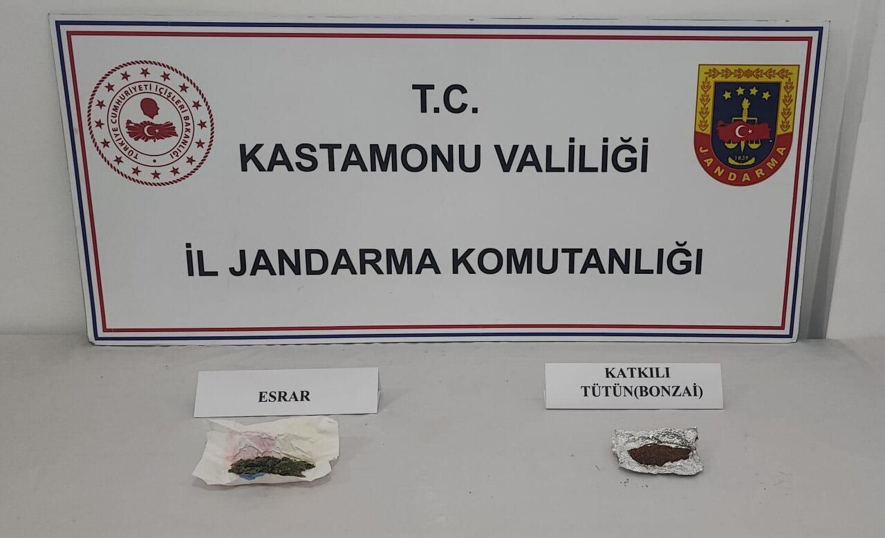 KASTAMONU’DA GERÇEKLEŞTİRİLEN UYUŞTURUCU OPERASYONDA GÖZALTINA ALINAN ŞÜPHELİLERDEN 1’İ...