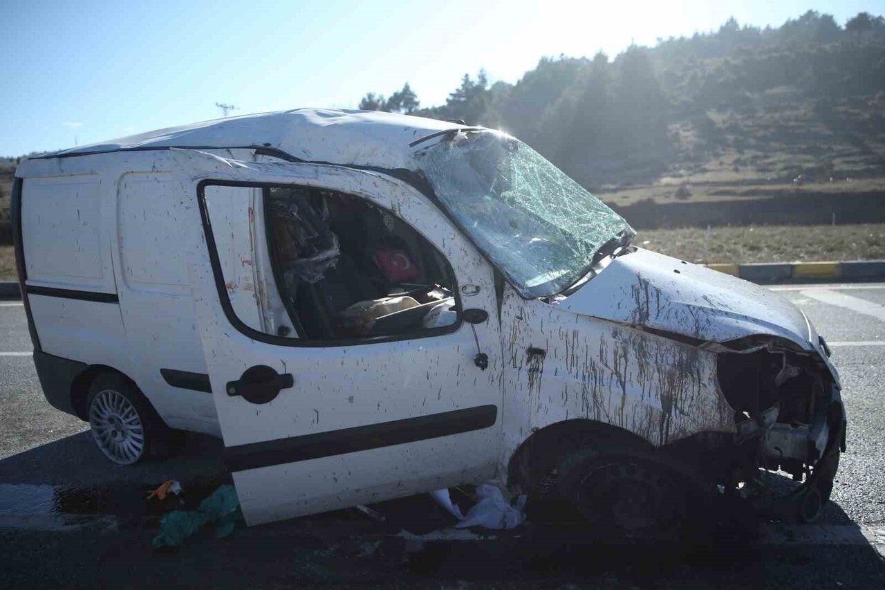 KASTAMONU’DA GİZLİ BUZLANMA SEBEBİYLE YAŞANAN İKİ FARKLI KAZADA ÜÇ KİŞİ YARALANDI. YARALILAR...