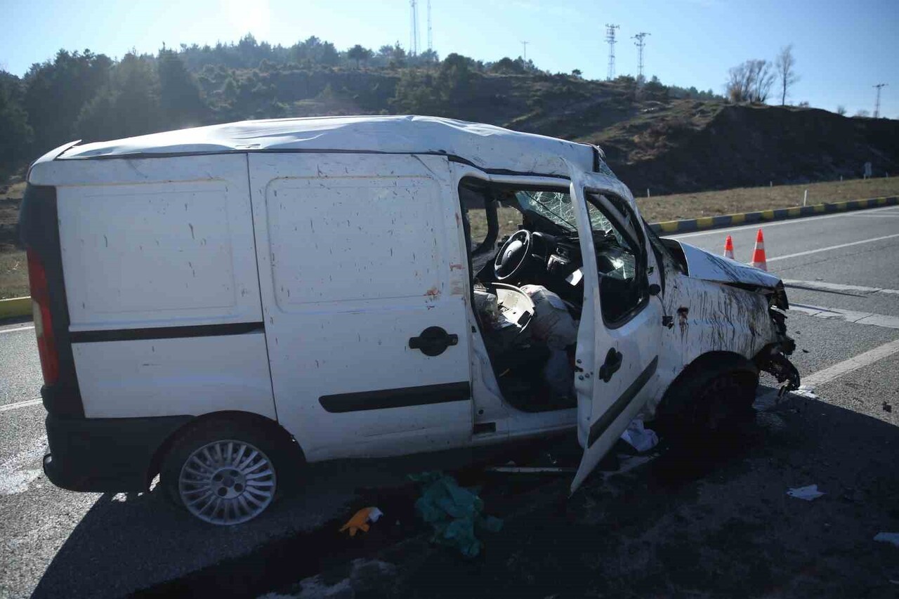 KASTAMONU’DA GİZLİ BUZLANMA SEBEBİYLE YAŞANAN İKİ FARKLI KAZADA ÜÇ KİŞİ YARALANDI. YARALILAR...