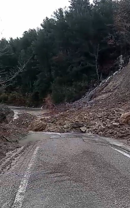 KASTAMONU’DA İNEBOLU-DOĞANYURT-CİDE KARAYOLU BAĞLANTISININ SAĞLANDIĞI SAHİL YOLUNDA HEYELAN...