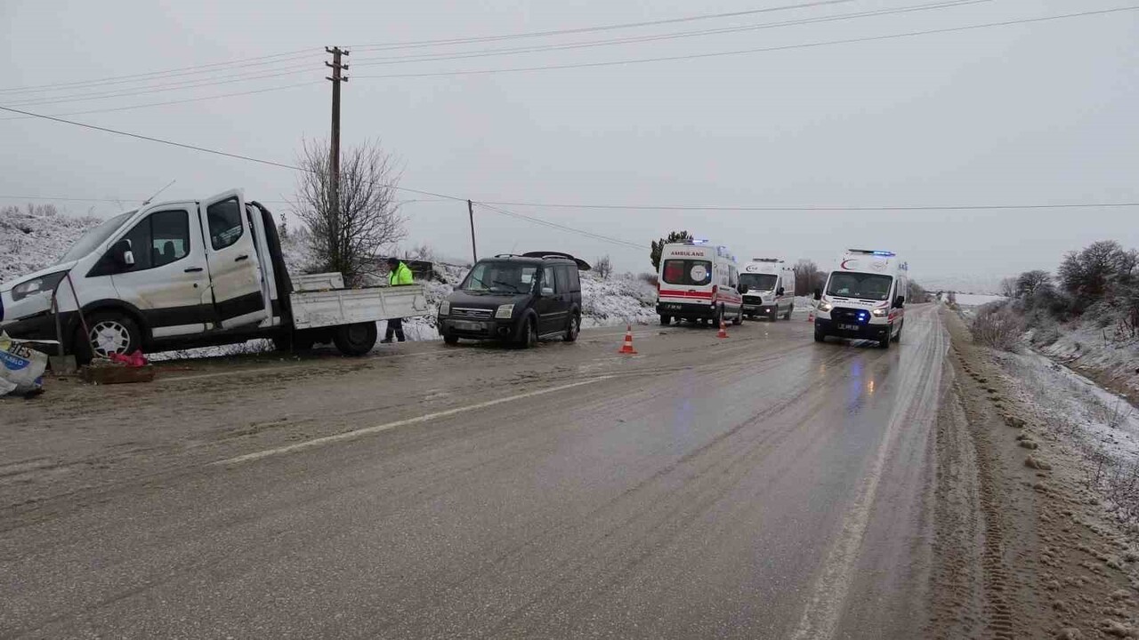 KASTAMONU’DA İŞÇİLERİ TAŞIYAN KAMYONETİN KAR YAĞIŞI SEBEBİYLE KAYMASI SONUCU ŞARAMPOLDE DEVRİLMESİ...