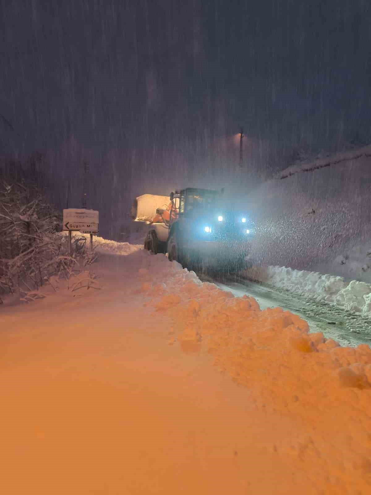 KASTAMONU’DA KAR YAĞIŞI SEBEBİYLE YOLU KAPANAN KÖY SAYISI İL ÖZEL İDARESİ EKİPLERİNİN ÇALIŞMASIYLA...