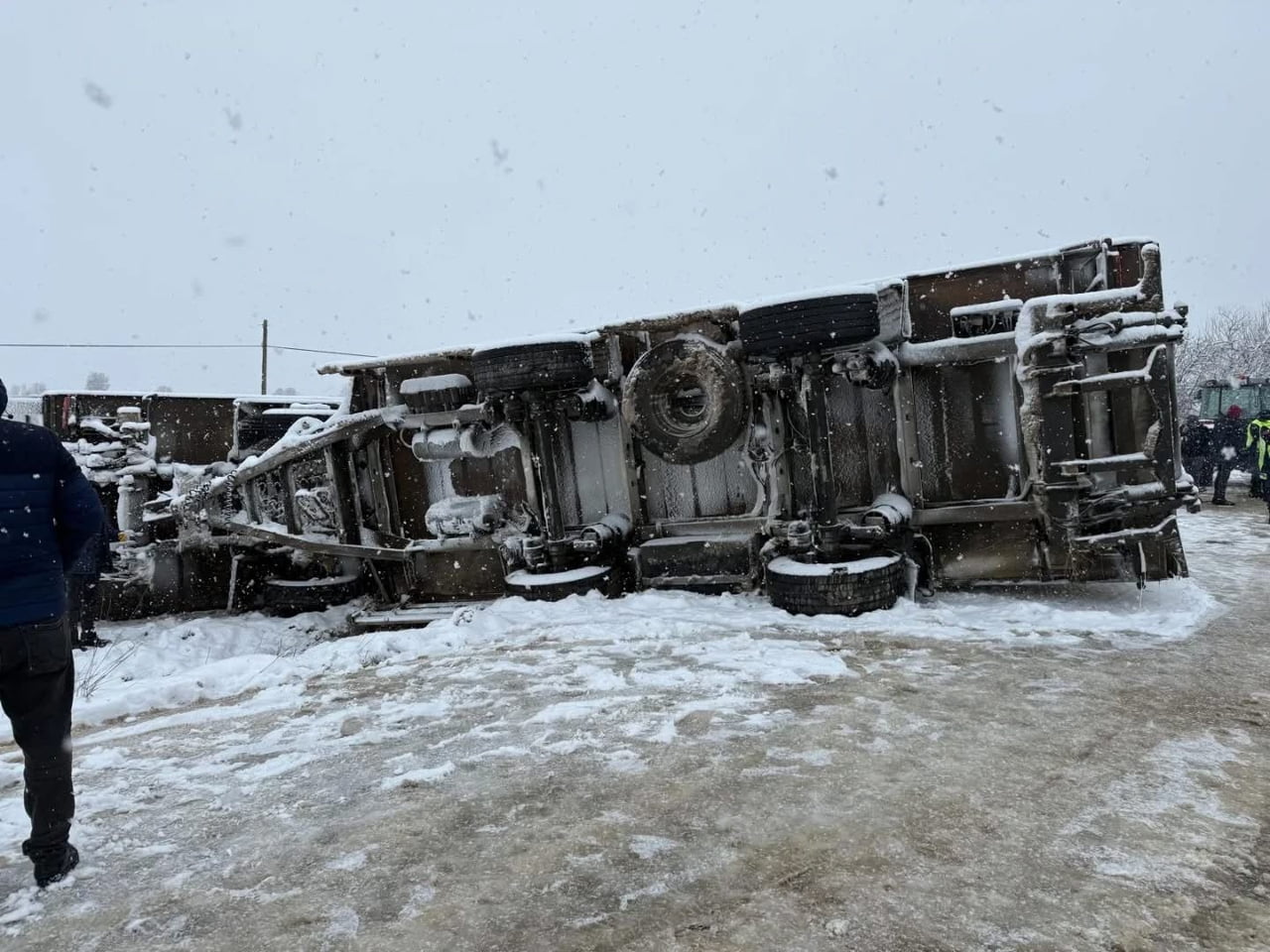 KASTAMONU’DA KAR YAĞIŞININ BAŞLAMASIYLA BİRLİKTE KAYGANLAŞAN YOLDA KONTROLDEN ÇIKAN TIR...