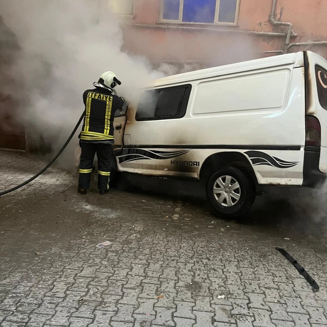 KASTAMONU’DA PARK HALİNDE BULUNAN MİNİBÜS, MOTOR AKSAMINDAN ÇIKAN YANGIN SONRASINDA KULLANILAMAZ...