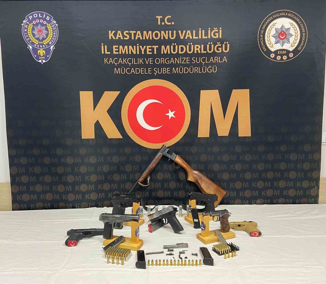 KASTAMONU İL EMNİYET MÜDÜRLÜĞÜ EKİPLERİNCE İL MERKEZİNDE BİR MESKEN VE İŞYERİNDE YAPILAN...
