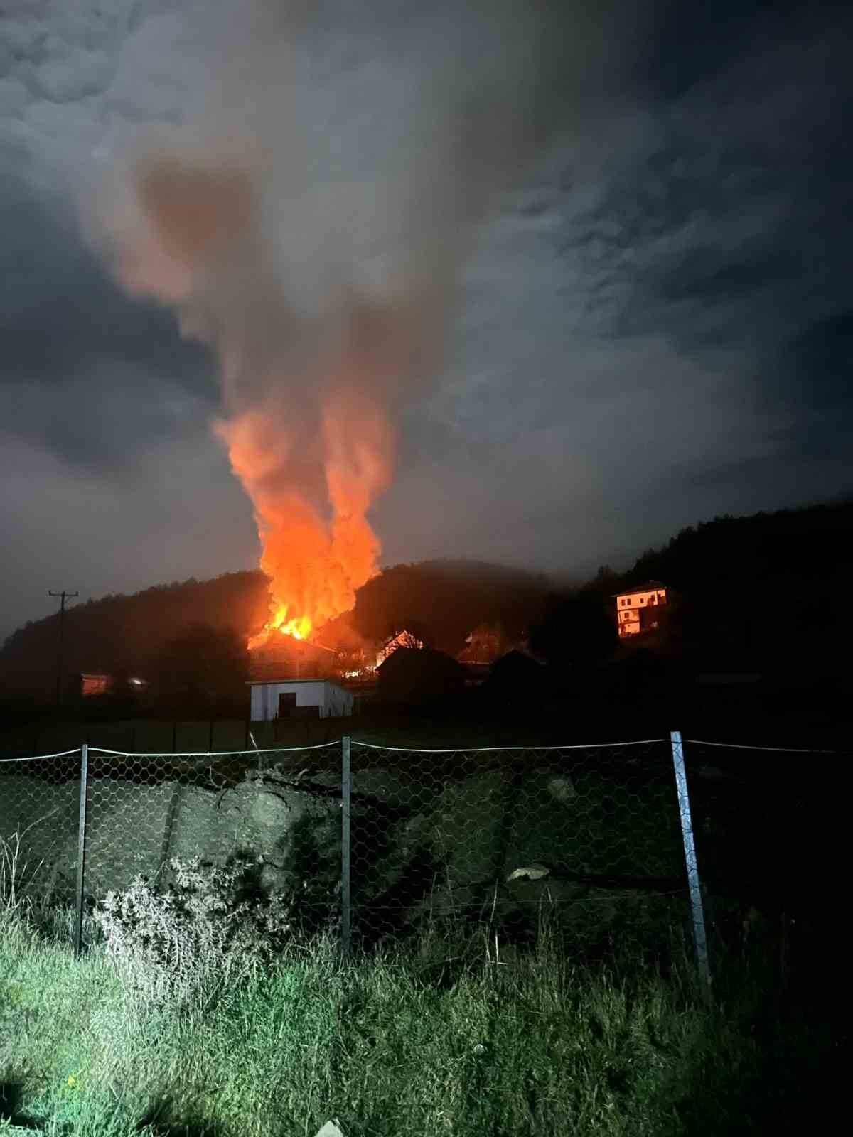 KASTAMONU’NUN AZDAVAY İLÇESİNDE ÇIKAN YANGINDA BİR EVİN ÇATISI KULLANILAMAZ HALE GELDİ.