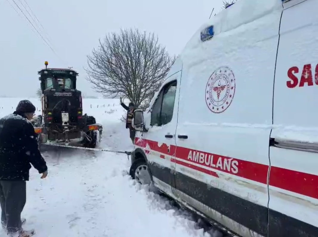 KASTAMONU’NUN DADAY İLÇESİNDE HASTAYA GİDEN VE YOLDA MAHSUR KALAN AMBULANSIN İMDADINA KASTAMONU...