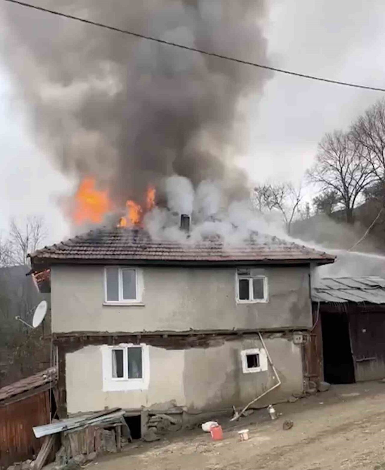 KASTAMONU’NUN TAŞKÖPRÜ İLÇESİNDE ALEVLERE TESLİM OLAN İKİ KATLI EV KULLANILMAZ HALE...