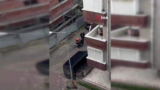 Kavgaya yetişmek için inşaat iskelesinden örümcek adam gibi indi